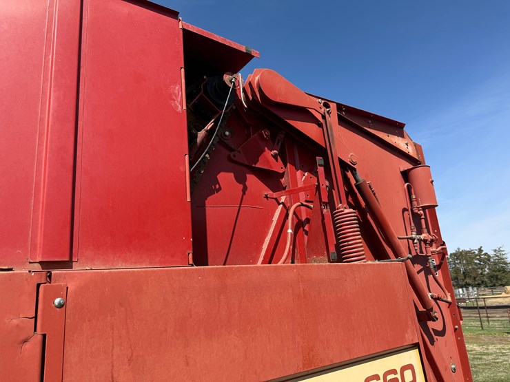 new-holland-660-image-4