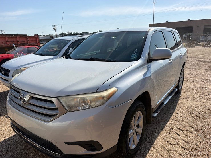 2011-toyota-highlander-image-1