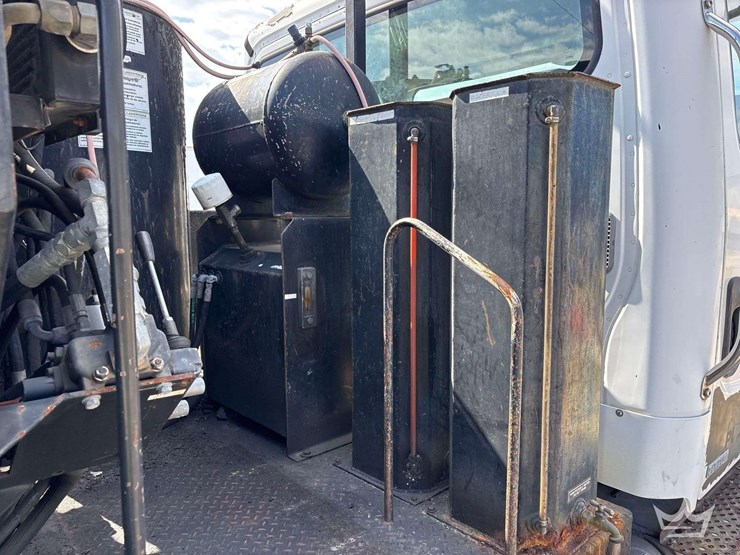 2007-freightliner-m2-106-image-33
