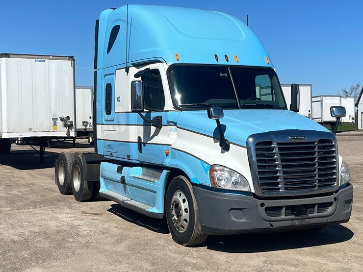 #202-•-2013-freightliner-cascadia-semi-tractor-(title-in-delay)-(denmark,-wi)-image-3