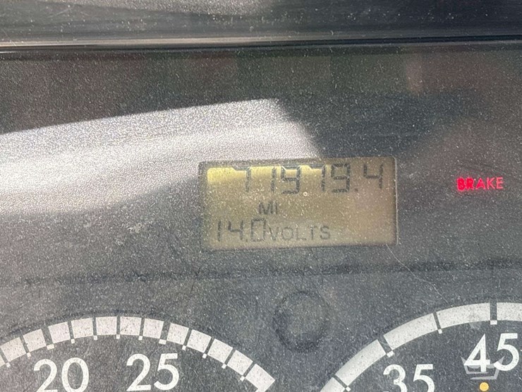 2007-freightliner-m2-106-image-8