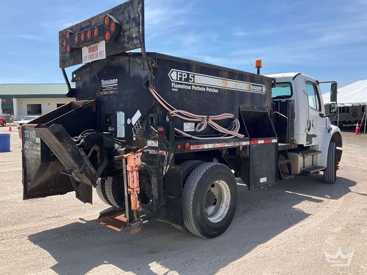 2007-freightliner-m2-106-image-3