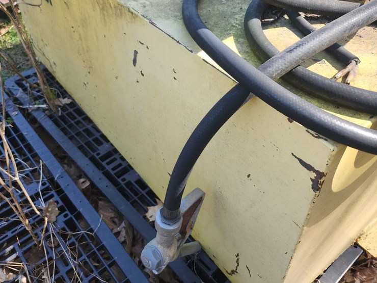 #6100-•-100-gallon-diesel-tank-(loganville,-wi)-image-3
