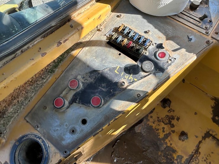 moxy-ha270-rock-truck-image-25