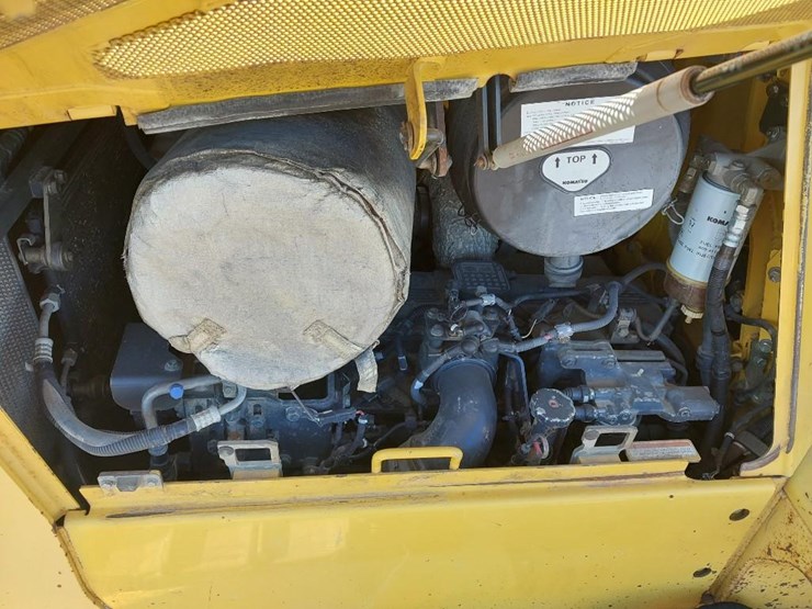 2011-komatsu-d65ex-16-image-15