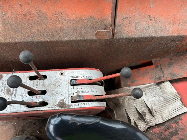 allis-chalmers-190xt-series-iii-tractor-image-25