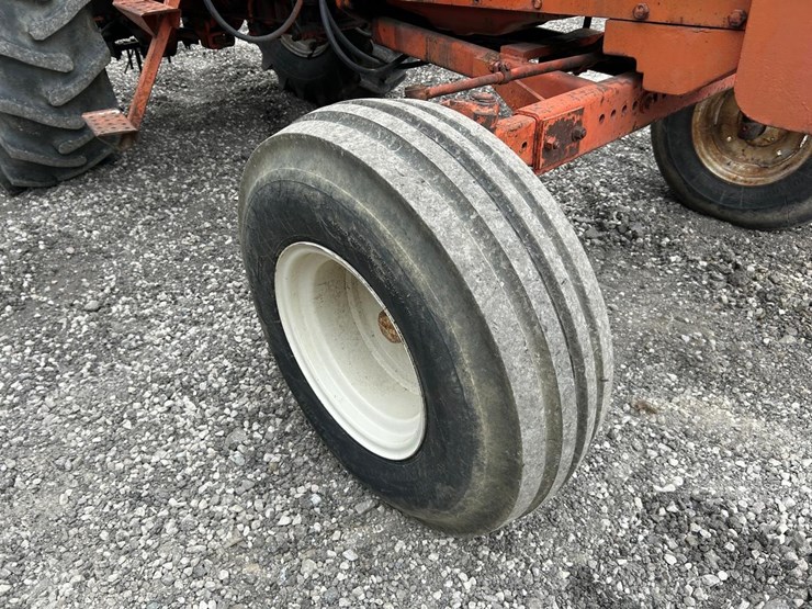 allis-chalmers-190xt-series-iii-tractor-image-9