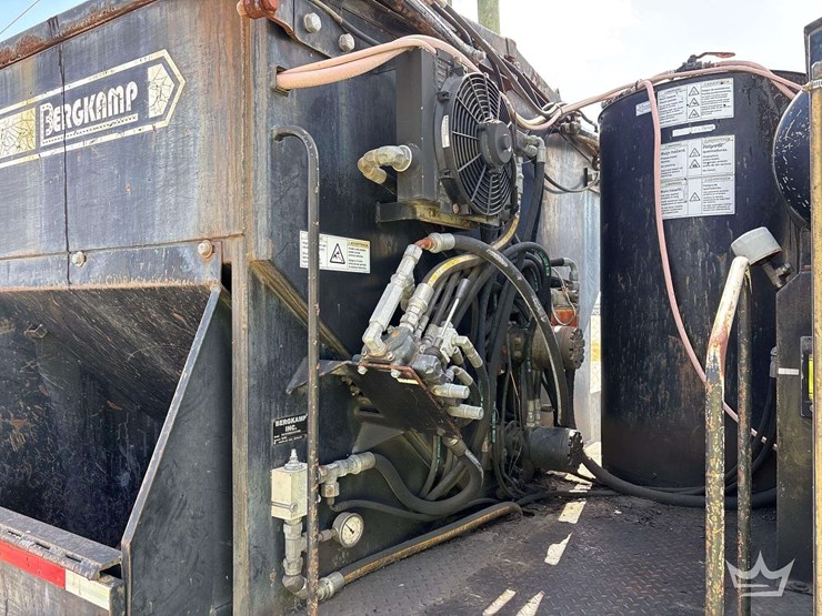2007-freightliner-m2-106-image-32