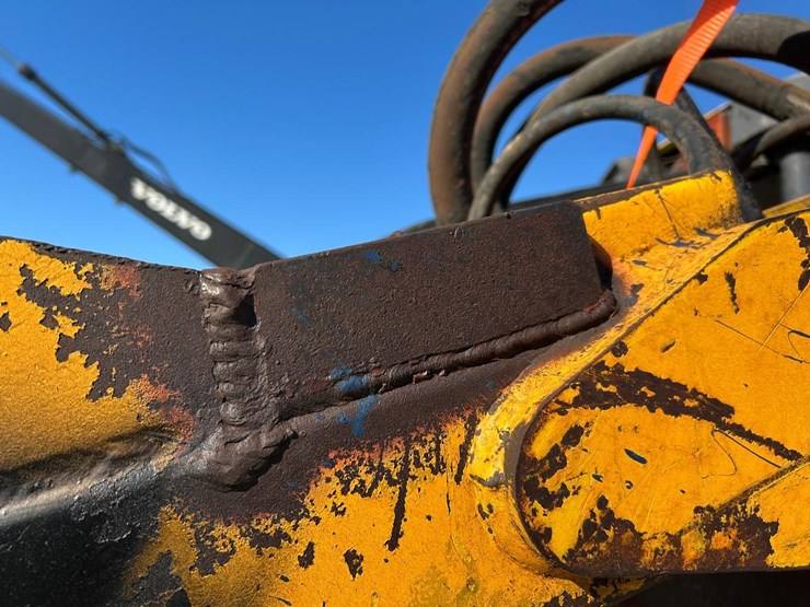 new-holland-8240-image-11