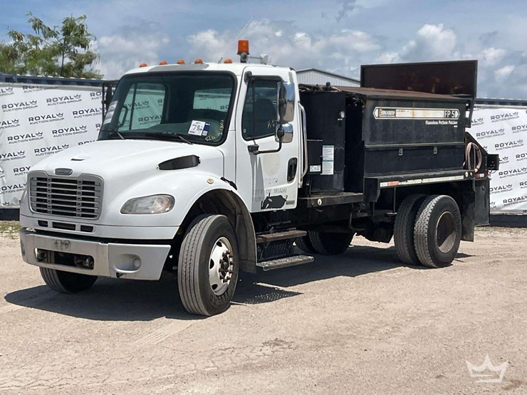 2007-freightliner-m2-106-image-1
