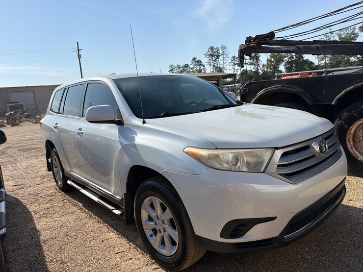 2011-toyota-highlander-image-2