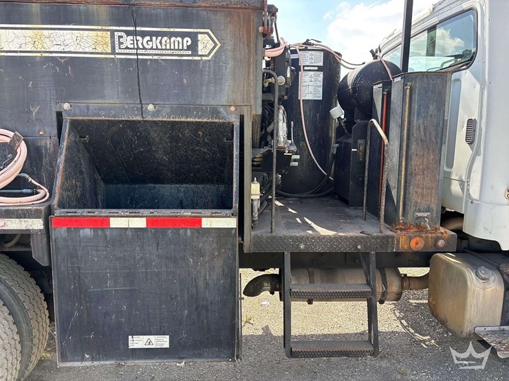 2007-freightliner-m2-106-image-31