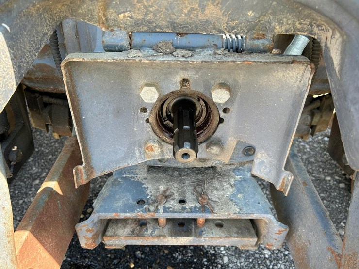 new-holland-8240-image-23