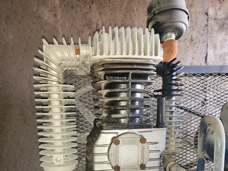 #4002-•-upright-air-compressor-(mauston,-wi)-image-3