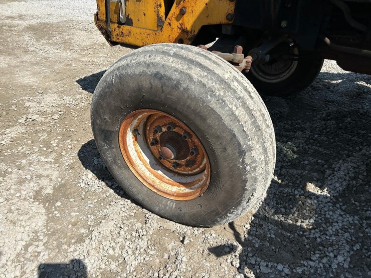 new-holland-8240-image-27