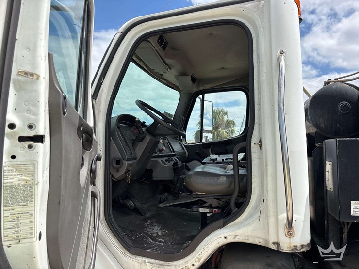 2007-freightliner-m2-106-image-27