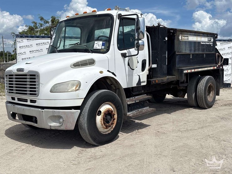 2007-freightliner-m2-106-image-1