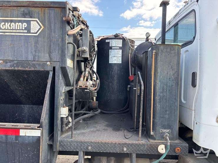 2007-freightliner-m2-106-image-28