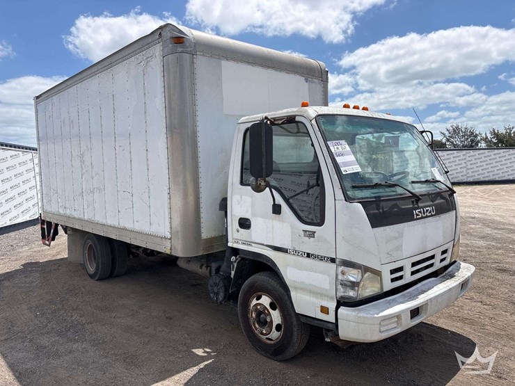 2006-isuzu-npr-image-2