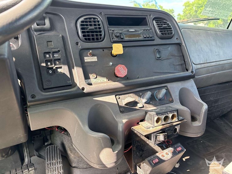 2007-freightliner-m2-106-image-38