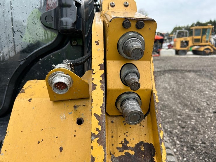 2020-caterpillar-259d3-image-11
