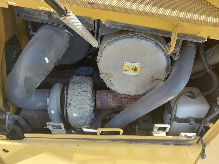 2011-komatsu-d65ex-16-image-14