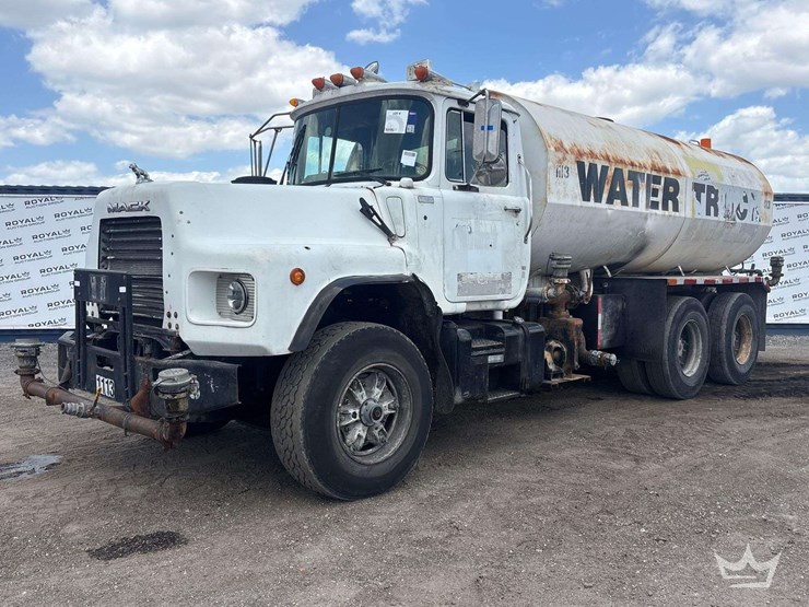2000-mack-dm690s-image-1