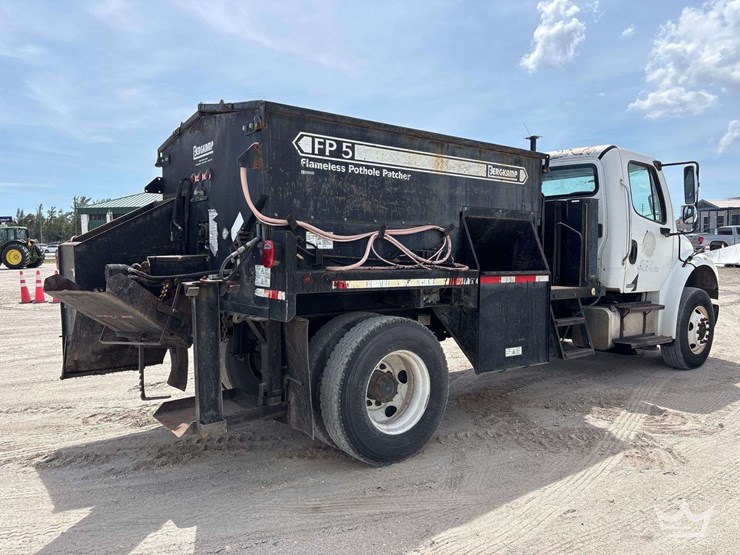 2007-freightliner-m2-106-image-3