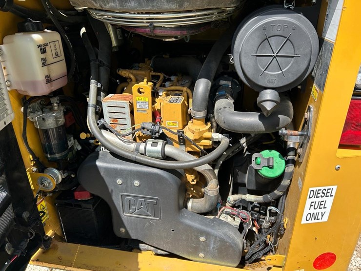 2015-caterpillar-246d-image-39