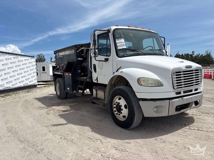 2007-freightliner-m2-106-image-2