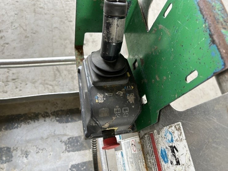 2011-genie-gr11-vertical-mast-lift-image-15