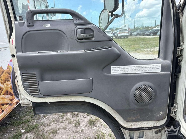 2006-isuzu-npr-image-21