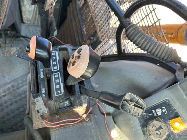 new-holland-8240-image-33