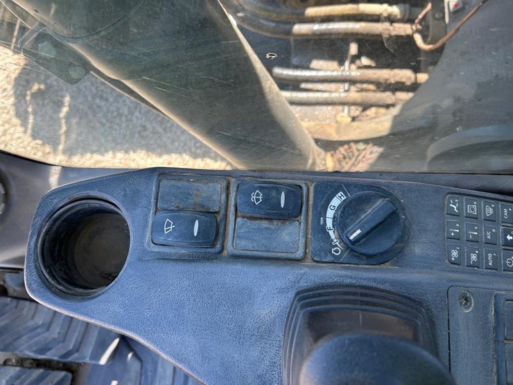 volvo-ec220dlc-excavator-image-25