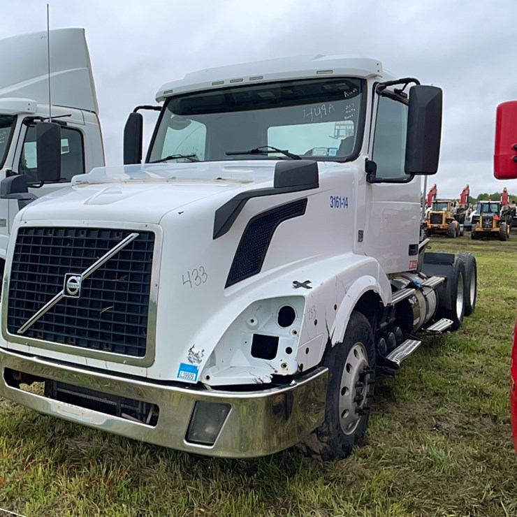 2014 VOLVO VNL64T300