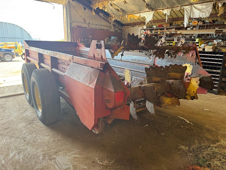 new-holland-791-image-3