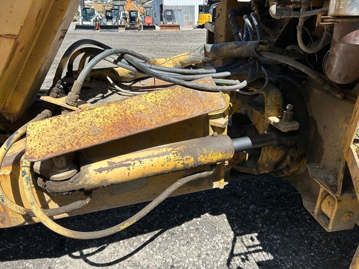 moxy-6225b-rock-truck-image-12