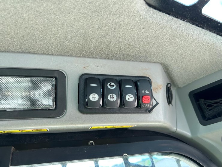 2015-caterpillar-246d-image-49