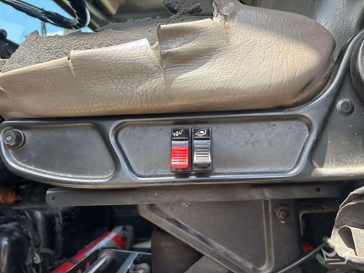 2000-mack-dm690s-image-26