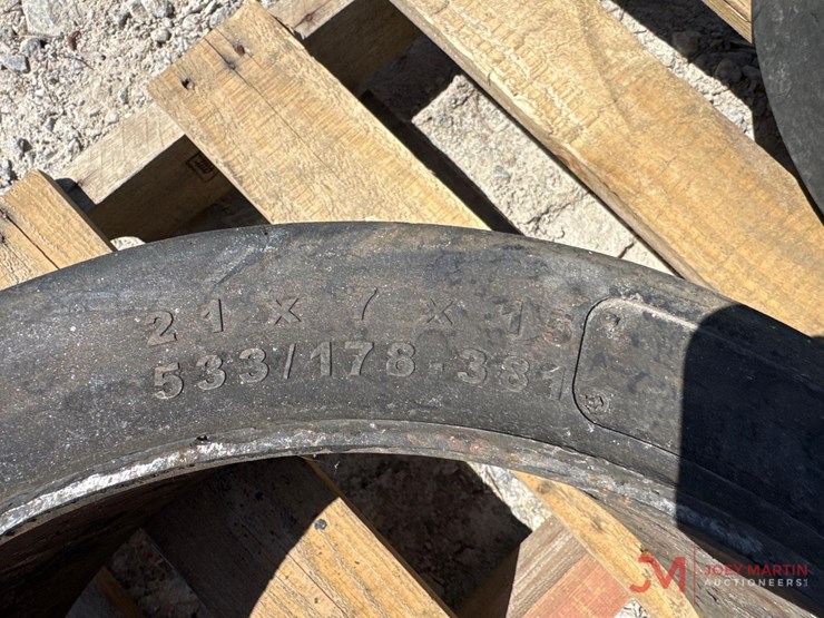 solid-forklift-tires,-21x7x15-image-2