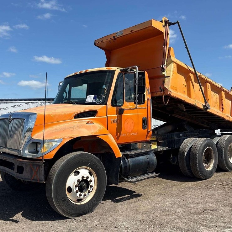 2003 INTERNATIONAL 7400