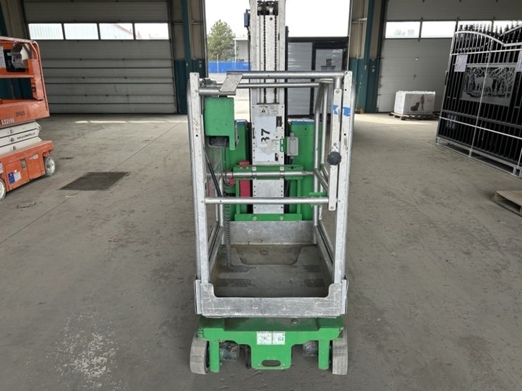 2011-genie-gr11-vertical-mast-lift-image-5