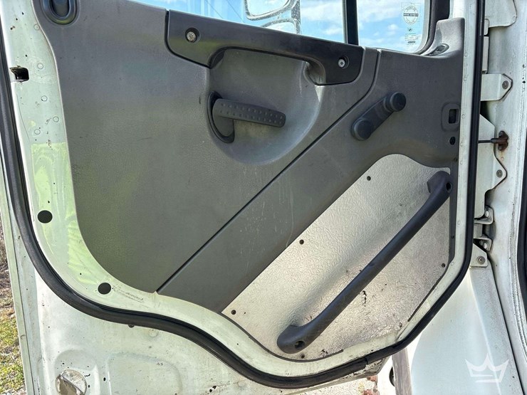 2007-freightliner-m2-106-image-36
