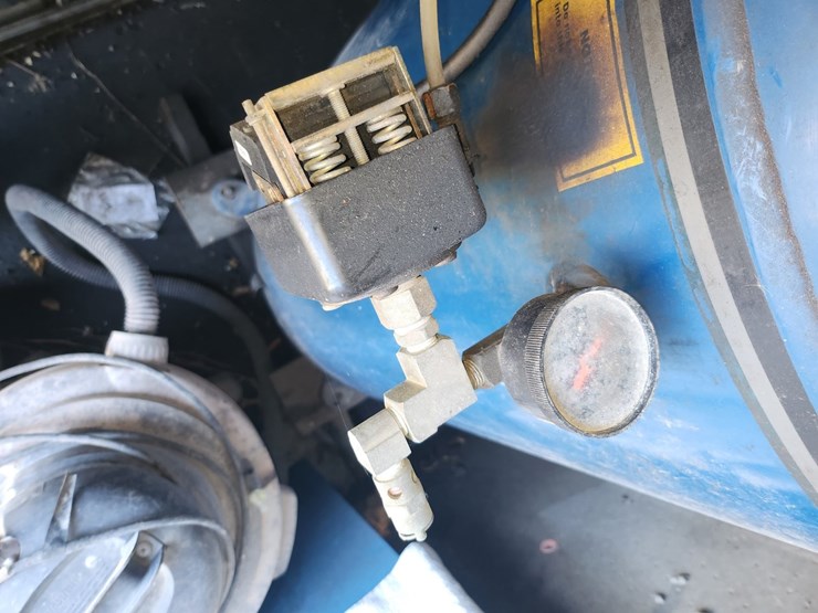 #4002-•-upright-air-compressor-(mauston,-wi)-image-7