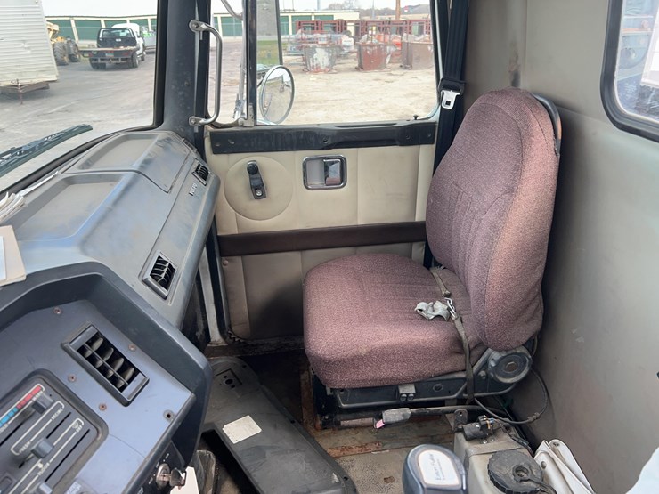 1995-volvo-truck-image-77