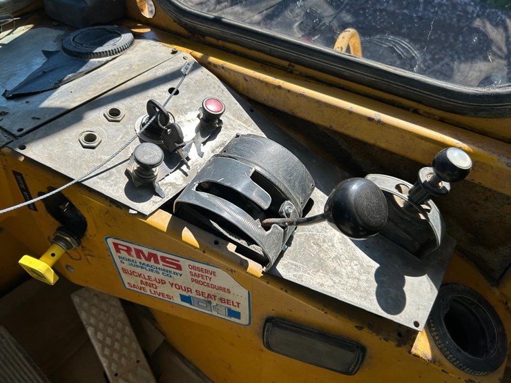 moxy-6225b-rock-truck-image-26