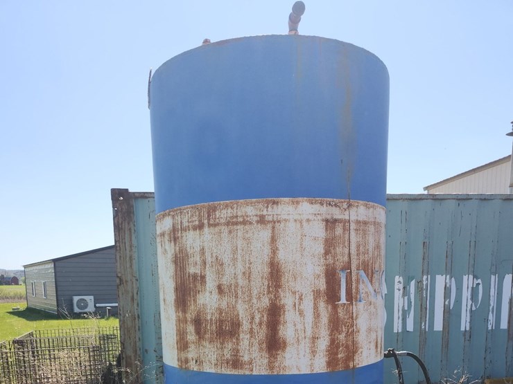 #4001-•-2400-gallon-oil-storage-tank-(mauston,-wi)-image-2