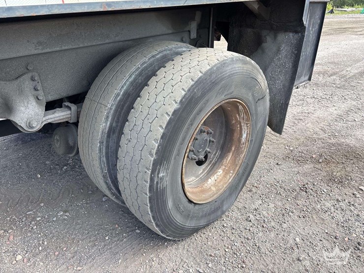 2007-freightliner-m2-106-image-41