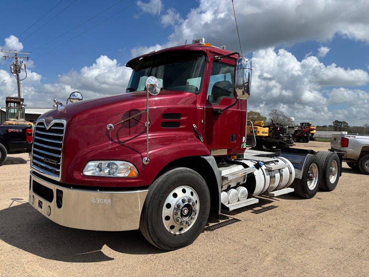 #35104-•-2015-mack-gxu612-image-1
