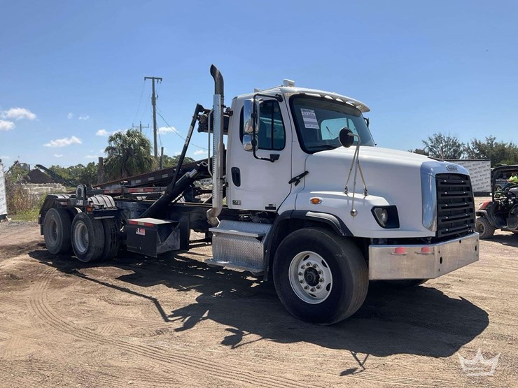 2014-freightliner-114sd-image-2